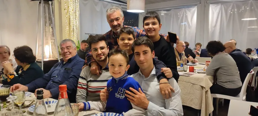 Maestro e allievi riuniti a tavola durante una cena sociale