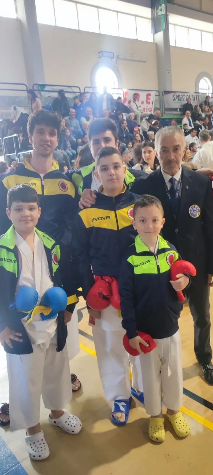 Giovani atleti del dōjō con la divisa sociale a una competizione