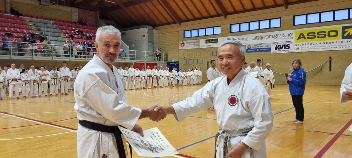 Il Maestro Paolo Rizza stringe la mano al Maestro Akira Ito durante un incontro di karate