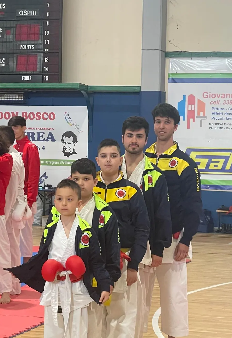Squadra di giovani karateka schierata prima di una competizione